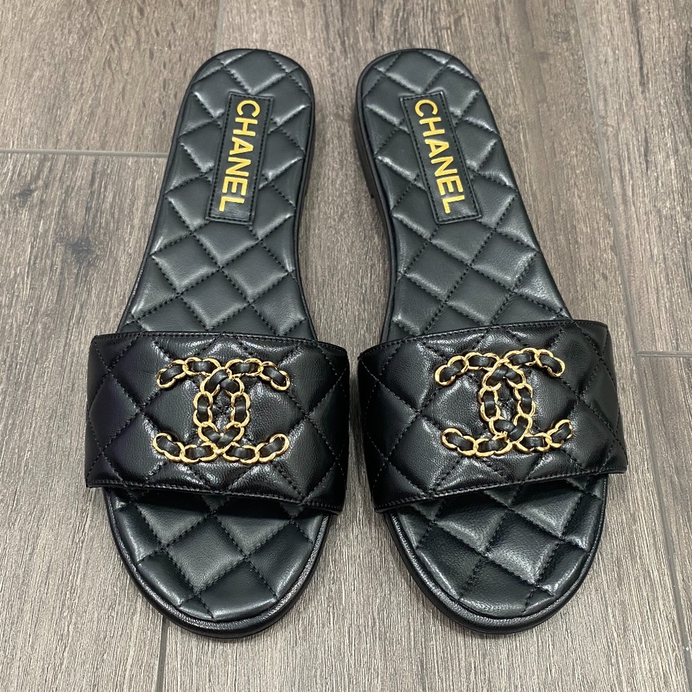 2023 CHANEL GOLD CHAIN CC LOGO BLACK LEATHER FLAT SHOES SLIDES MULES 38 - Picture 7 of 16